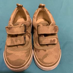 Size 6 girls shoes the children place